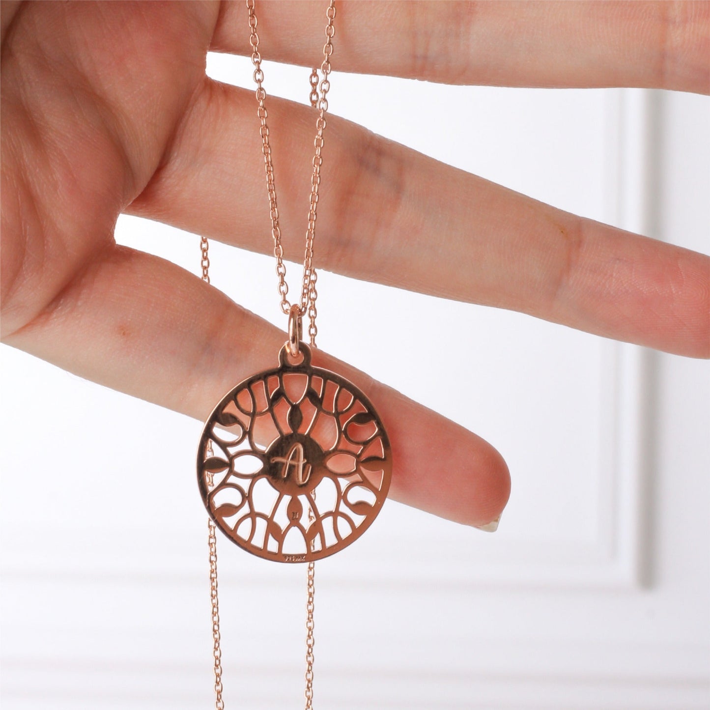 Dije Raíces de plata con baño de oro rosa con letra K
