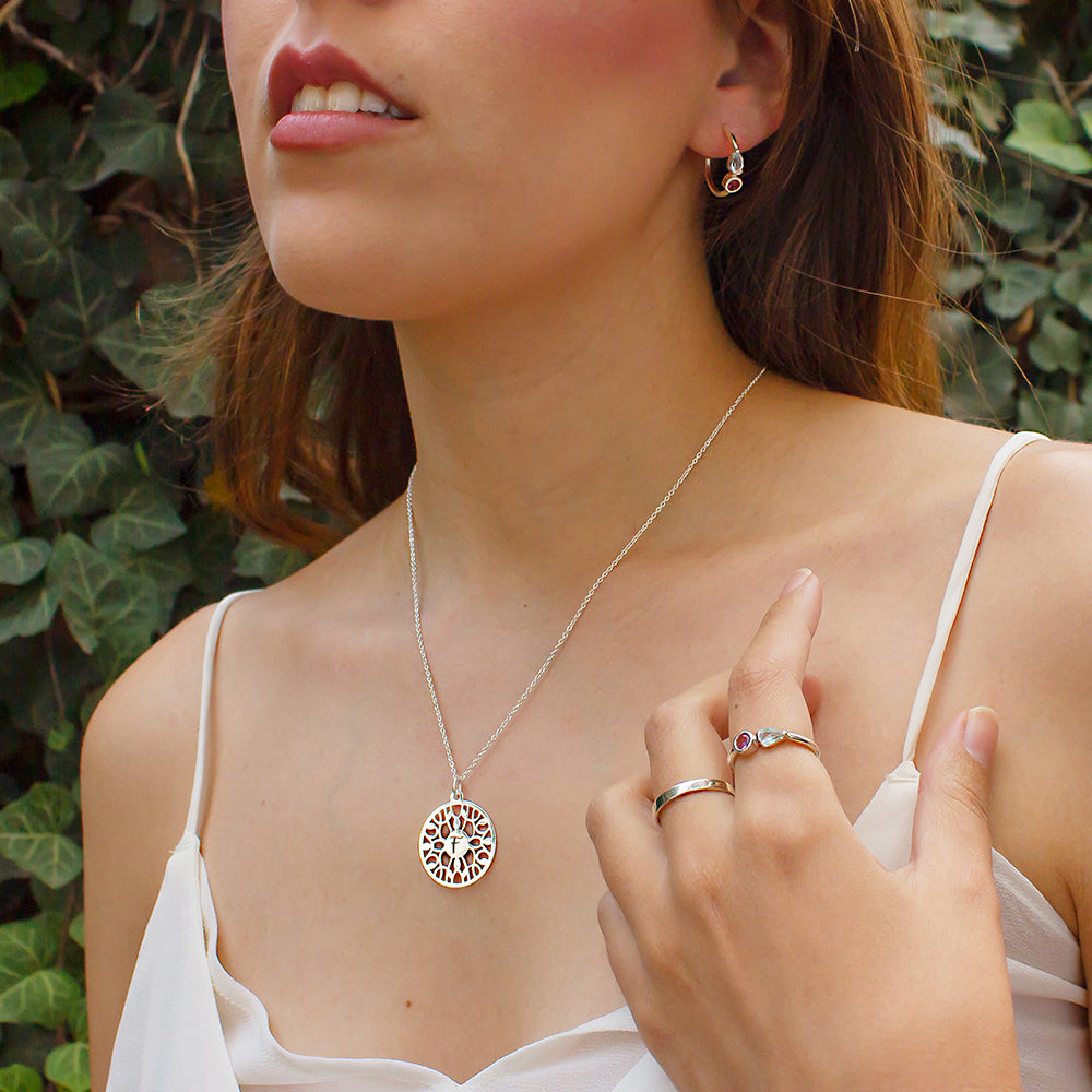 Dije inicial Raíces de plata