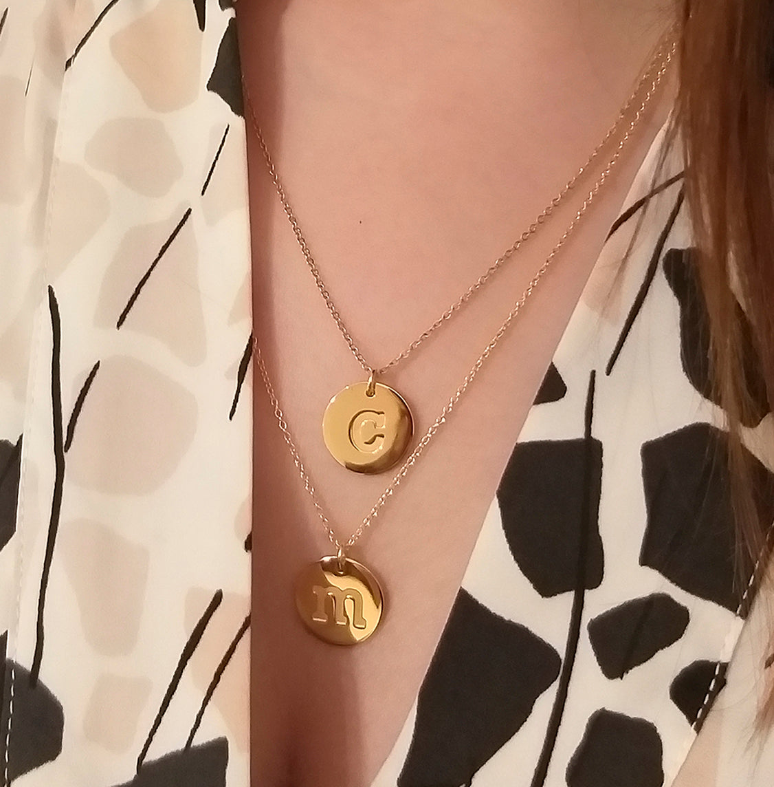 Medalla redonda con letra i de plata con baño de oro