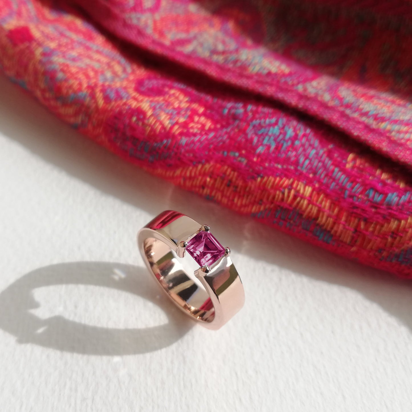 Anillo Azafrán con rodolita