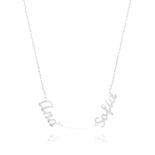 Collar de plata múltiples nombres en tipografía clásica