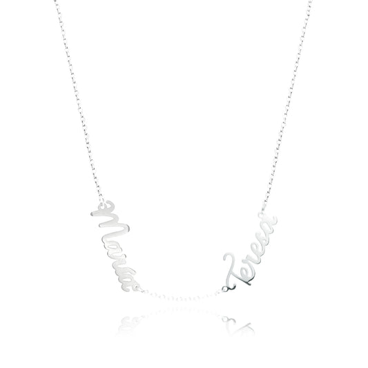 Collar de plata múltiples nombres en tipografía manuscrita