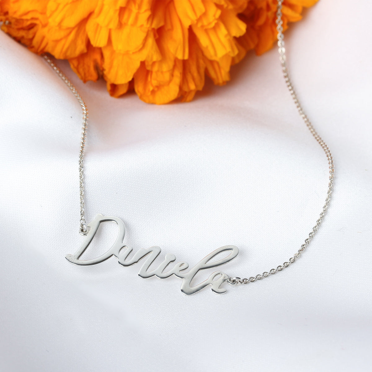 Collar nombre de plata en tipografía cursiva