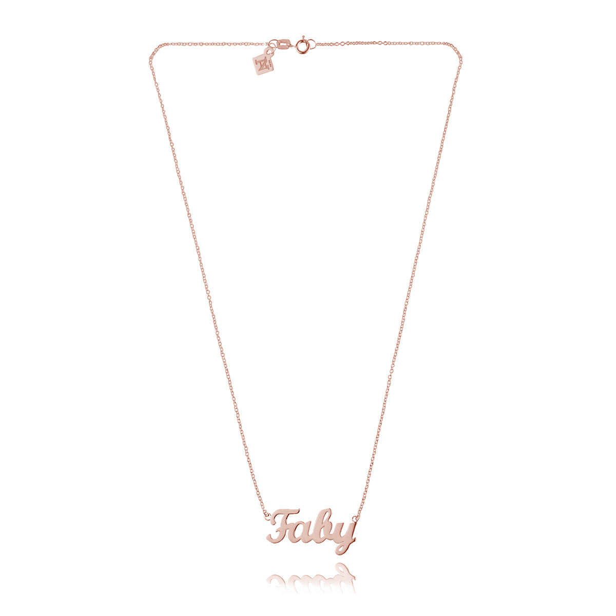 Collar nombre de plata en tipografía clásica