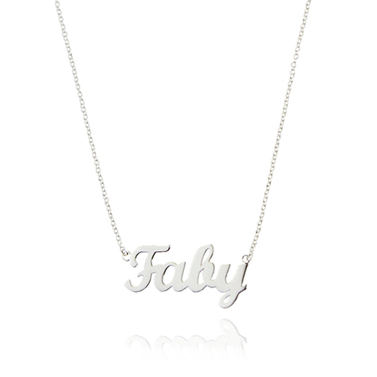 Collar nombre de plata en tipografía clásica