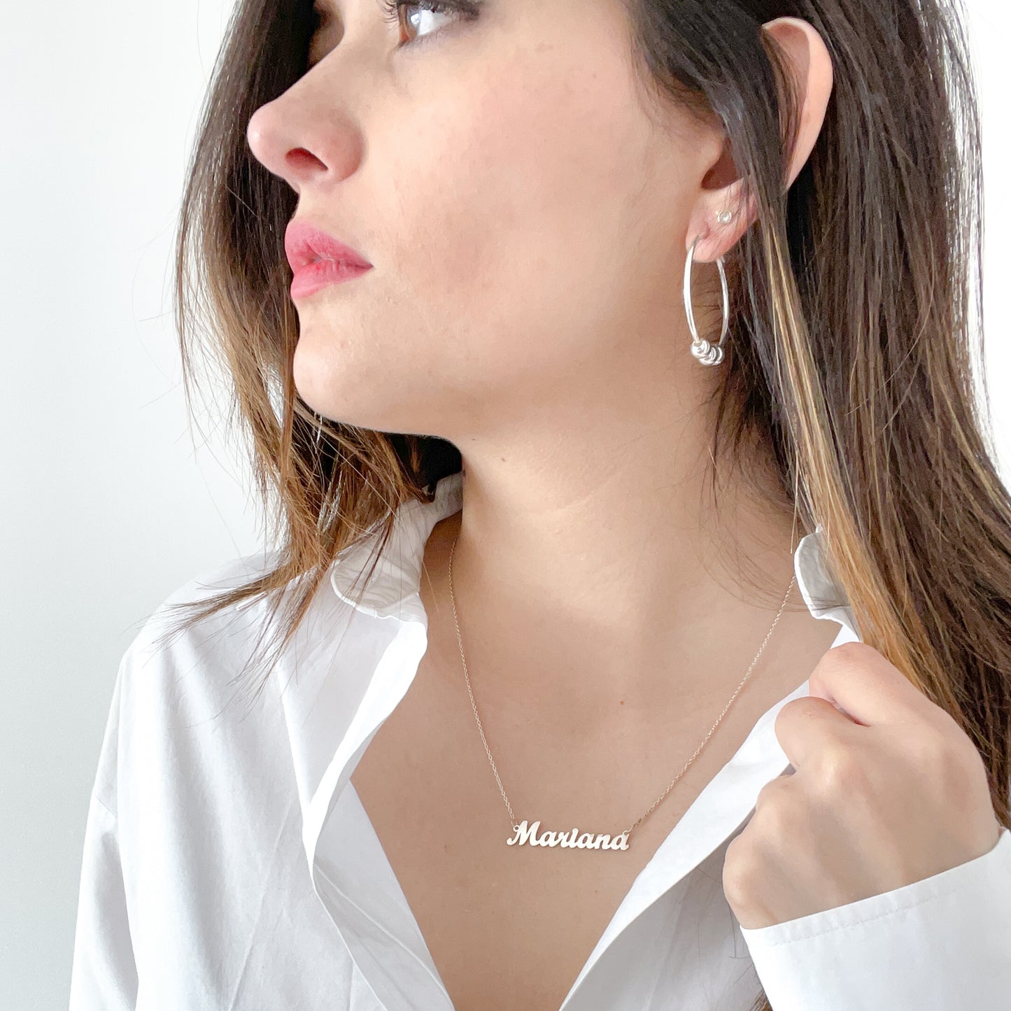 Collar María de plata en tipografía clásica