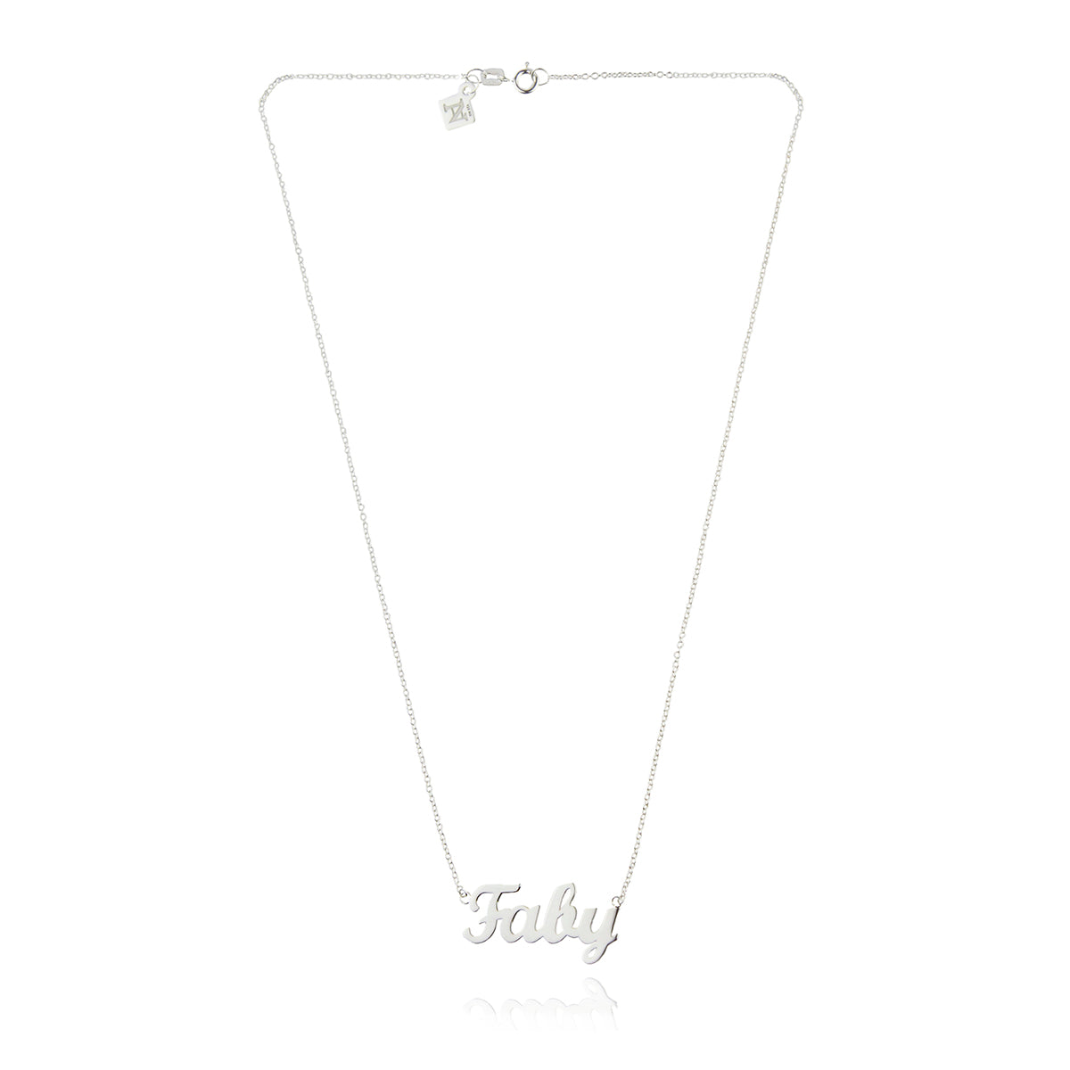 Collar nombre de plata en tipografía clásica