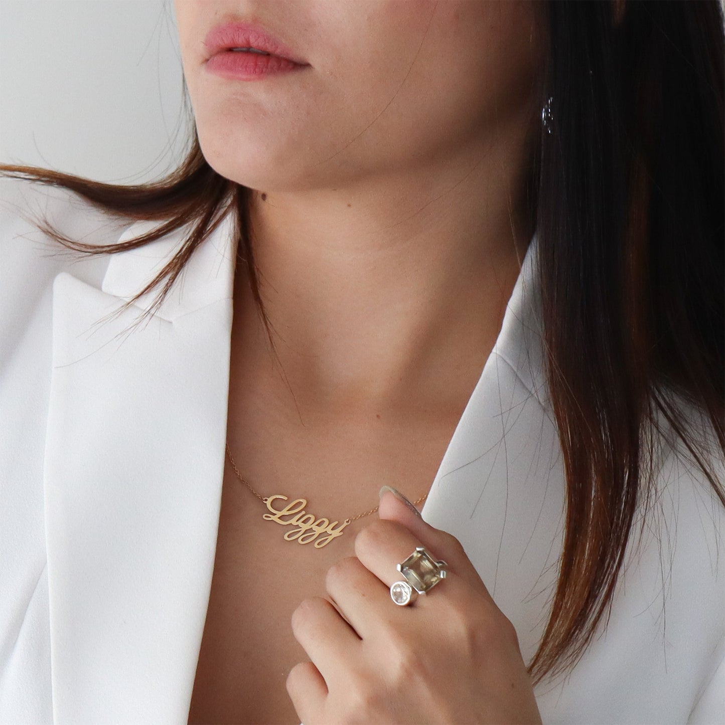 Collar nombre de plata en tipografía romántica