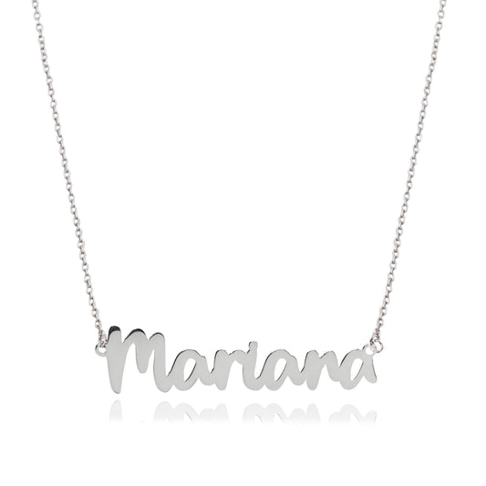 Collar nombre de plata en tipografía alegre