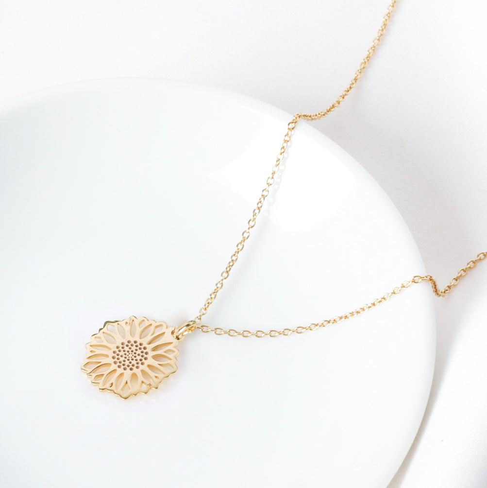 Dije mini Girasol de plata con baño de oro