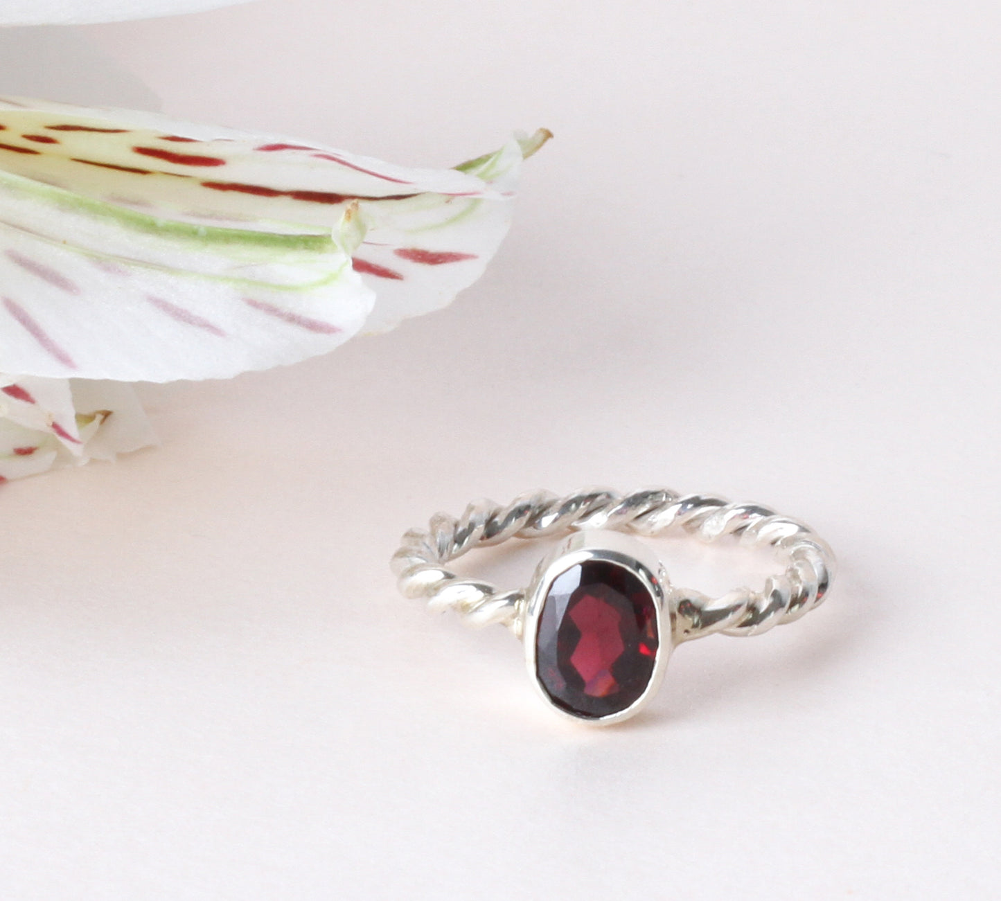 Anillo Bejuco de plata con granate