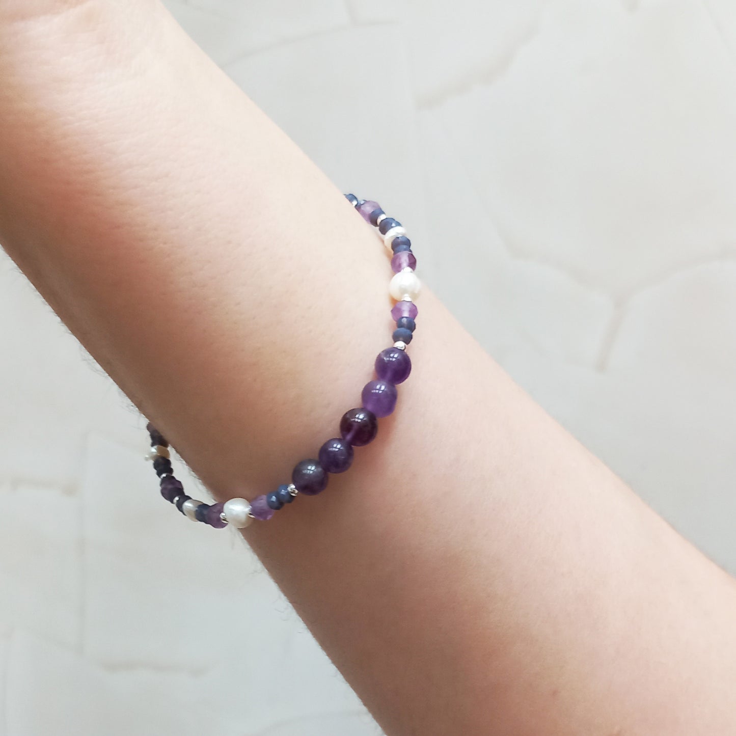 Pulsera Terra con amatistas al centro, calcedonia y perlas