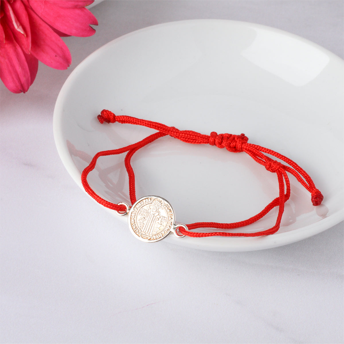 Pulsera Nube San Benito de plata con hilo rojo