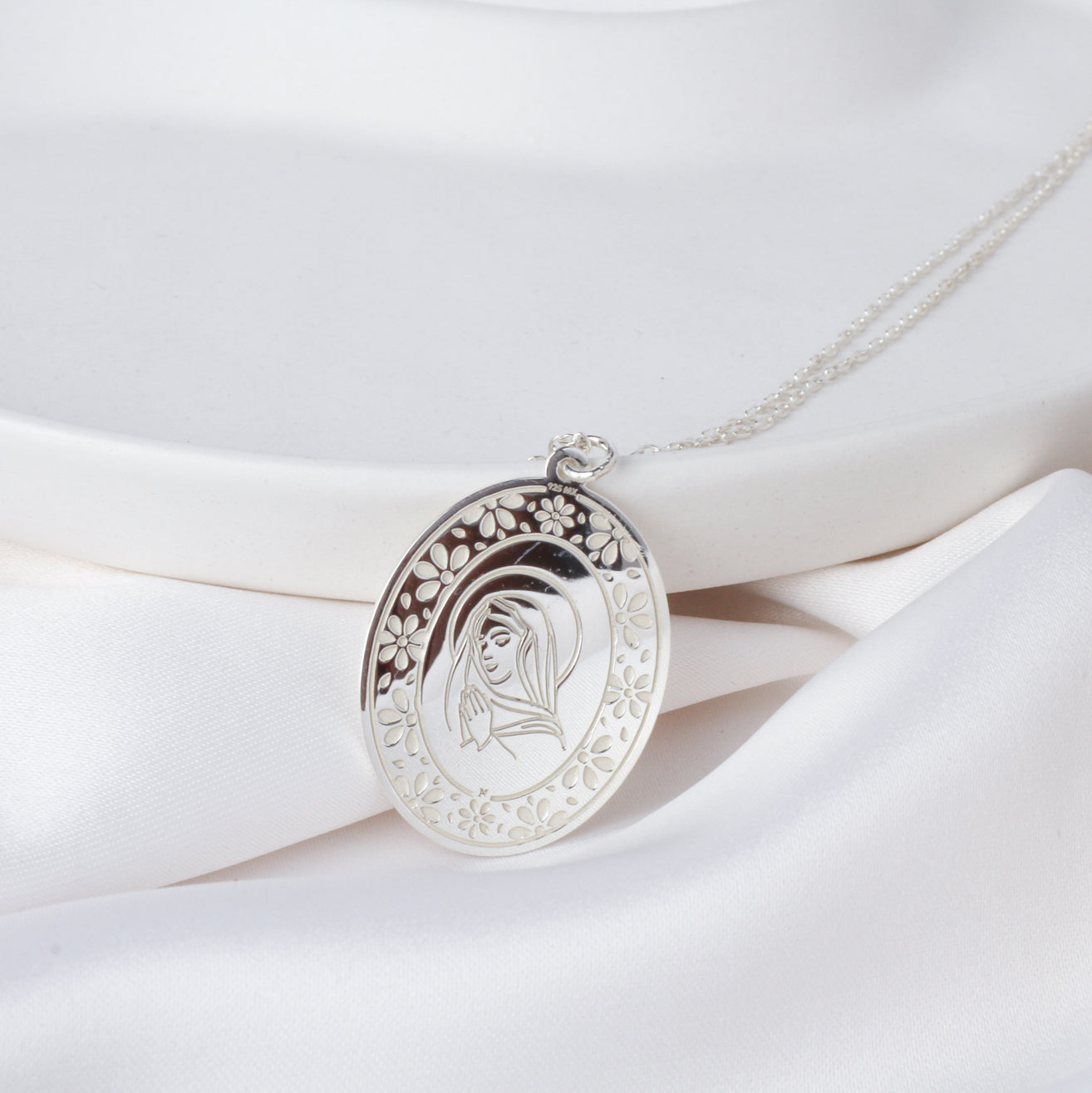 Medalla Nube chica con silueta Virgen plata