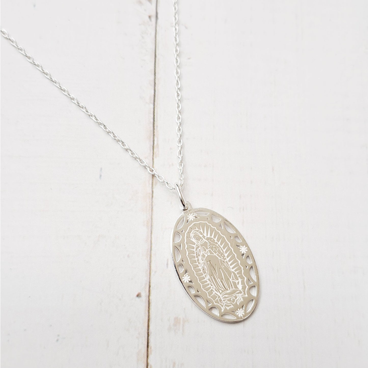 Medalla Nube Virgen de Guadalupe dorada