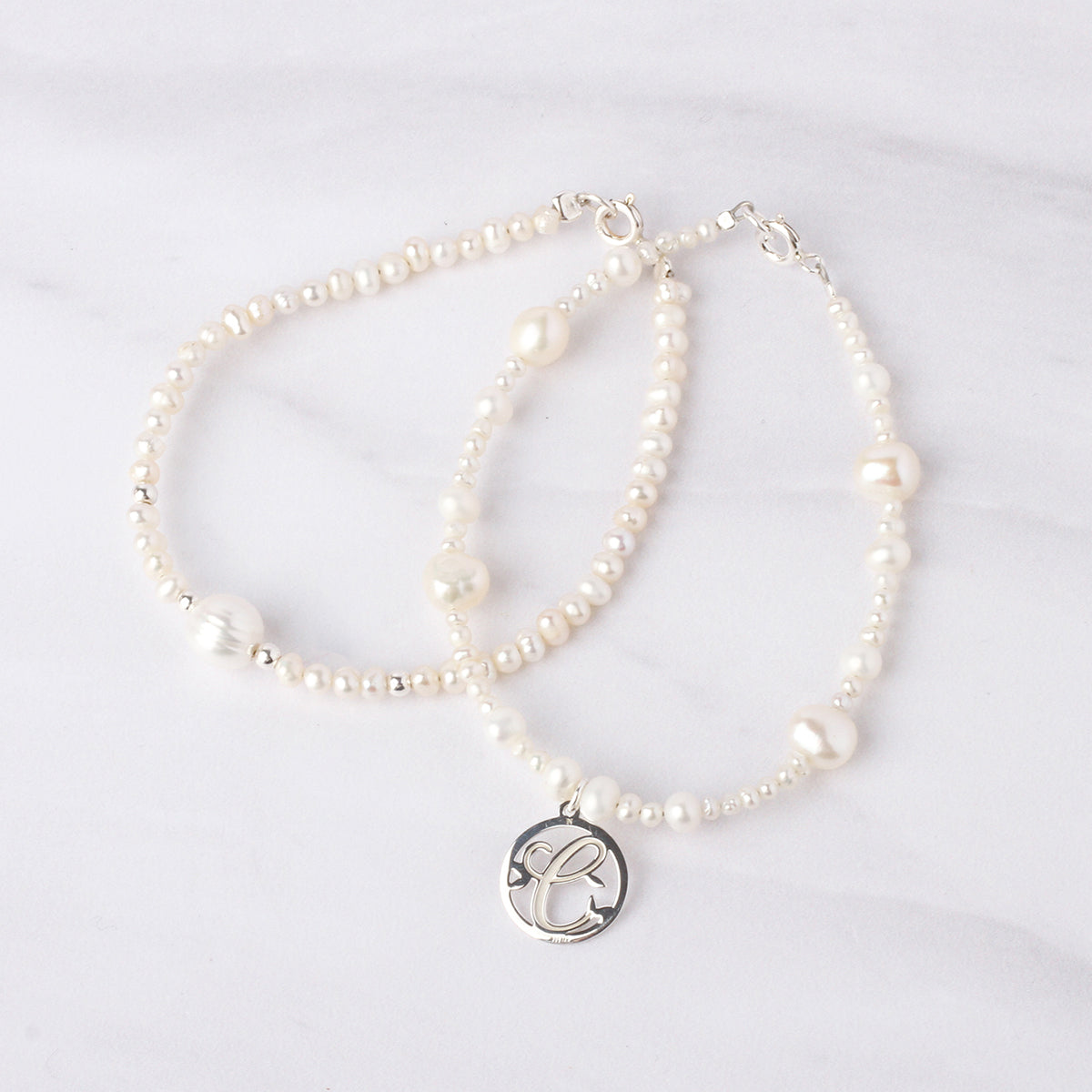 Pulsera de perlas Florecer con inicial M de plata