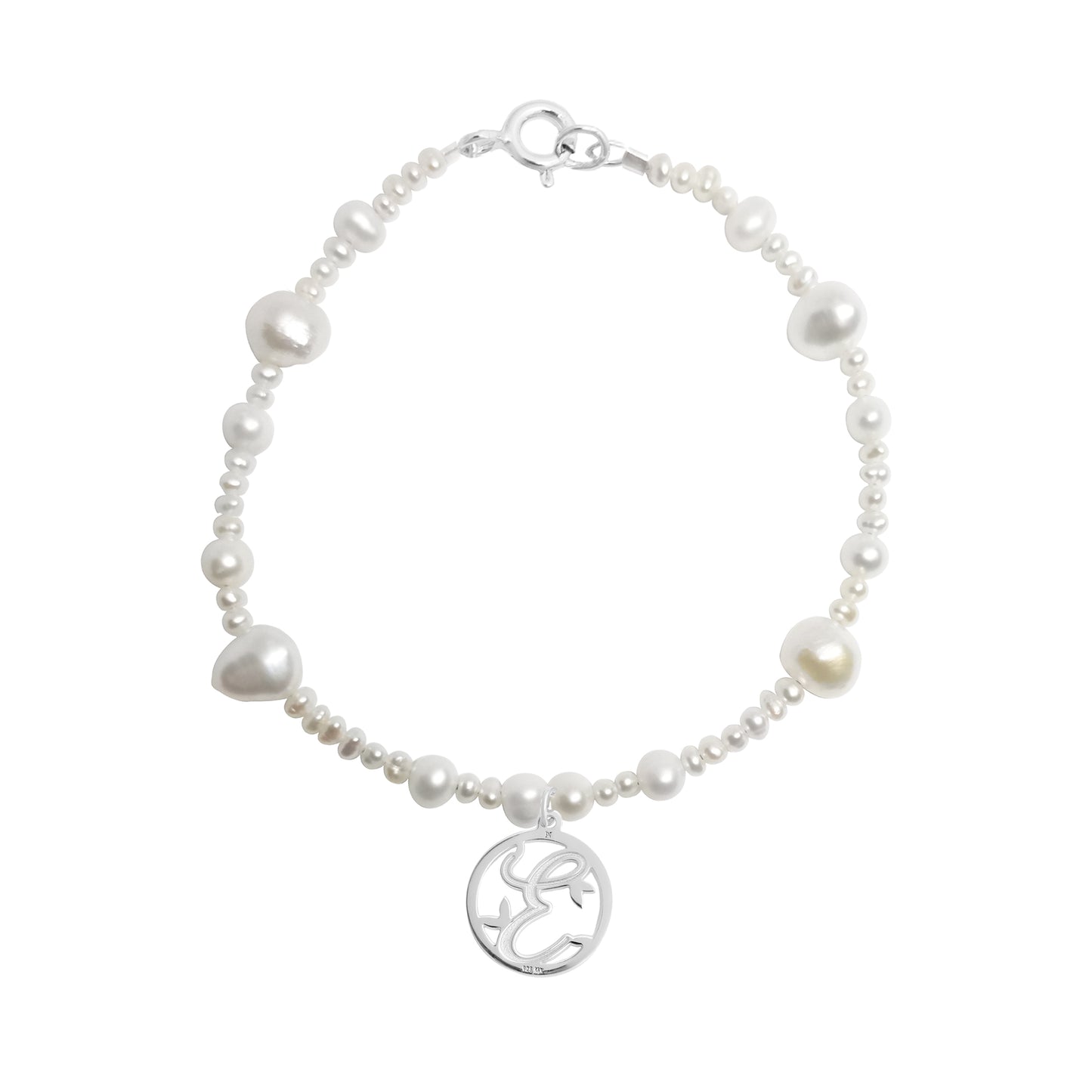Pulsera de perlas con inicial Florecer de plata