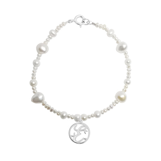 Pulsera de perlas con inicial Florecer de plata