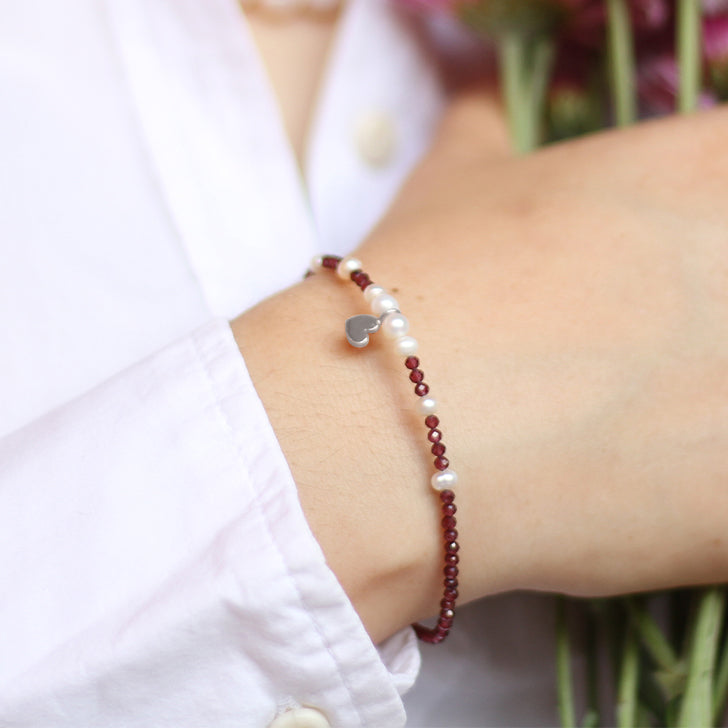Pulsera corazón Amore de granate y perlas