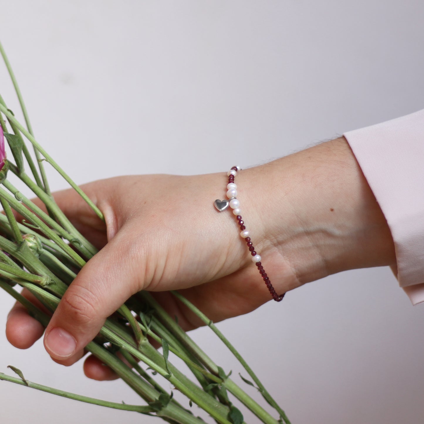 Pulsera corazón Amore plata de granate y perlas