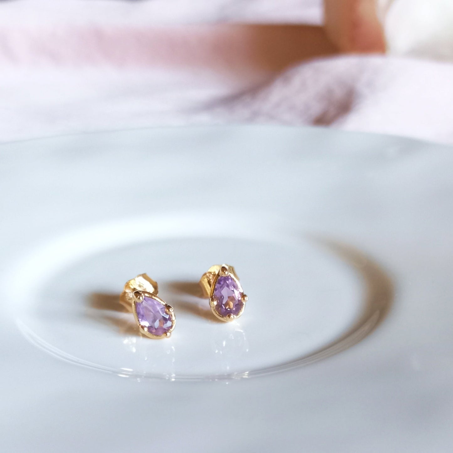 Broqueles Amor Natural de plata con baño de oro y amatista