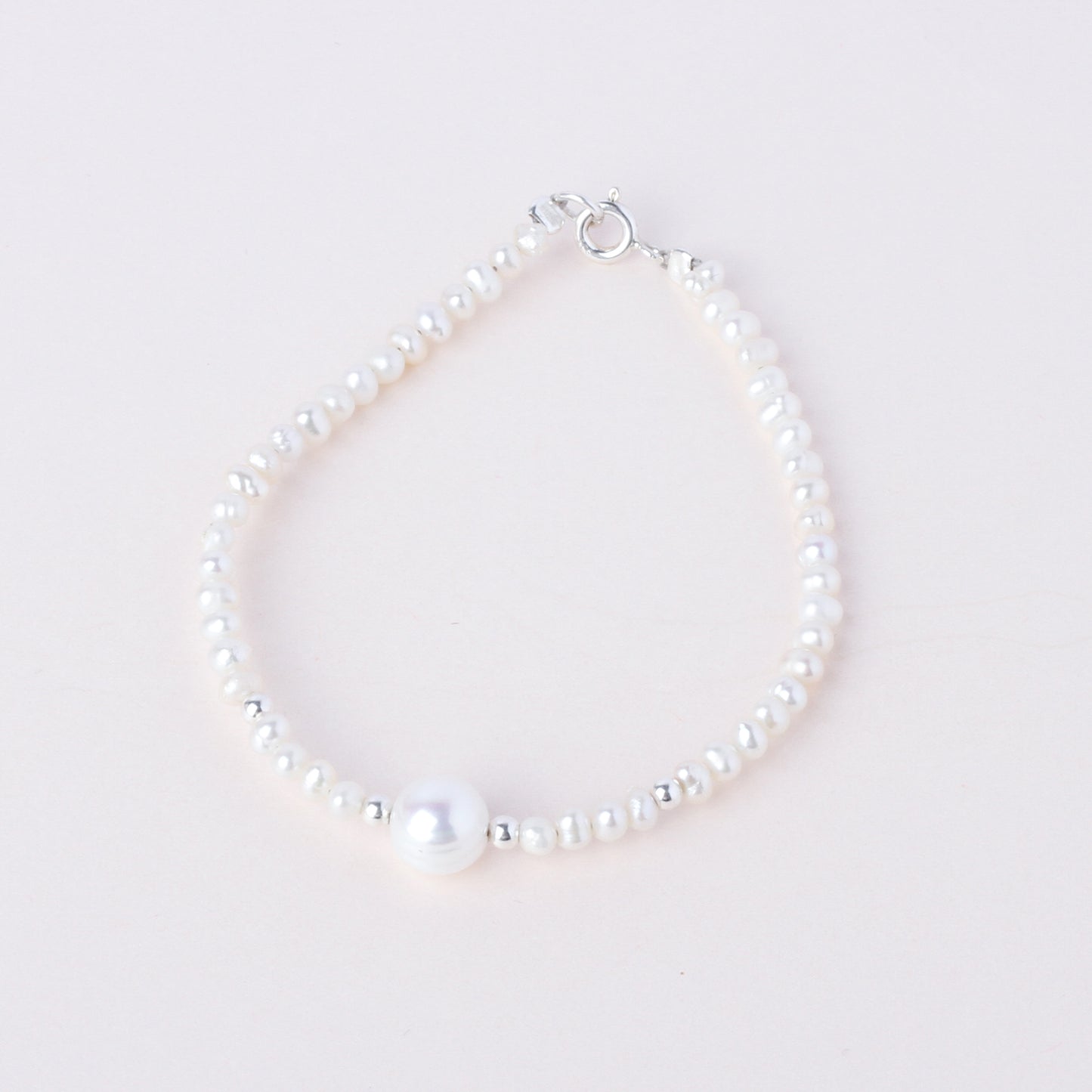Pulsera sencilla de perlas y plata