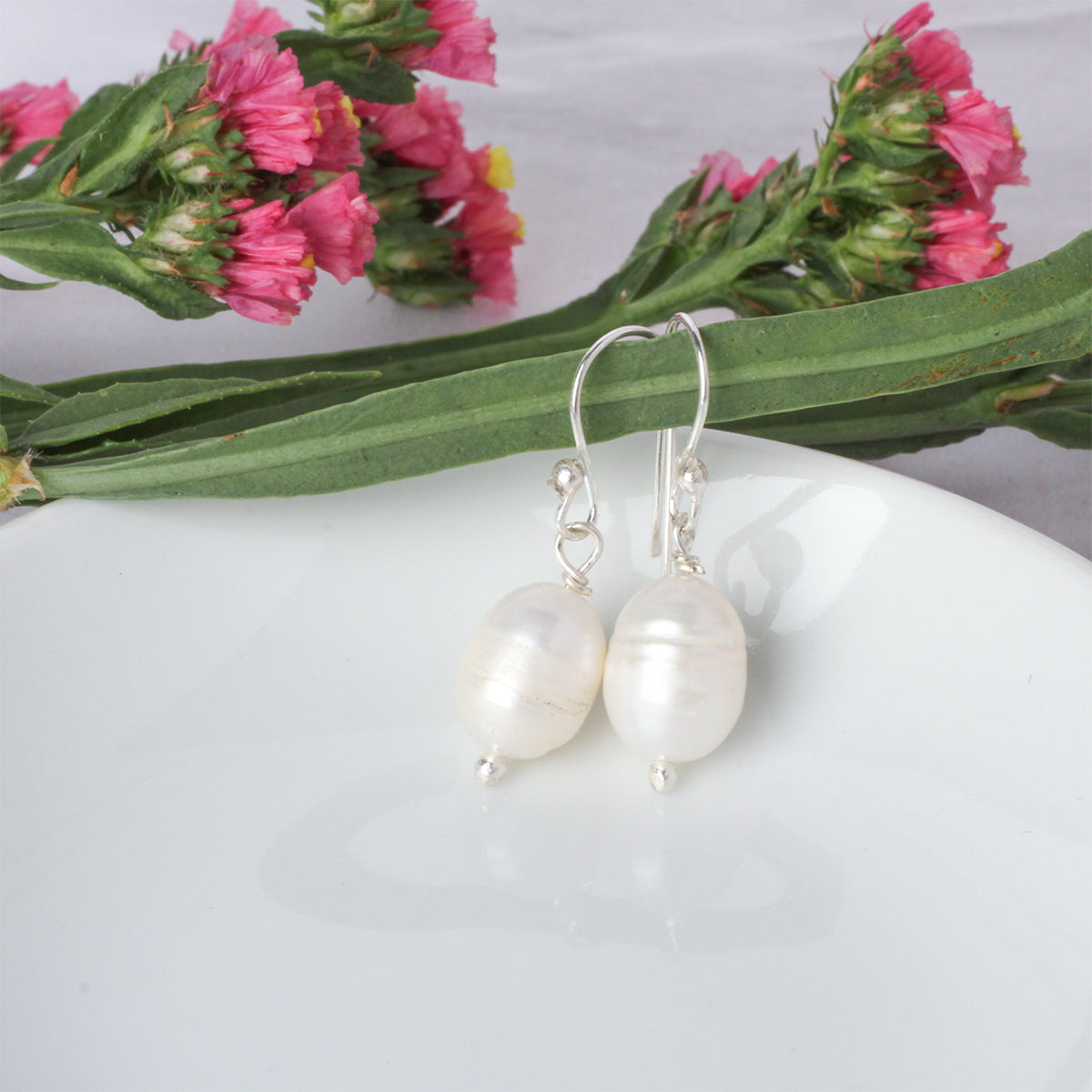Arete gancho de plata con perla blanca