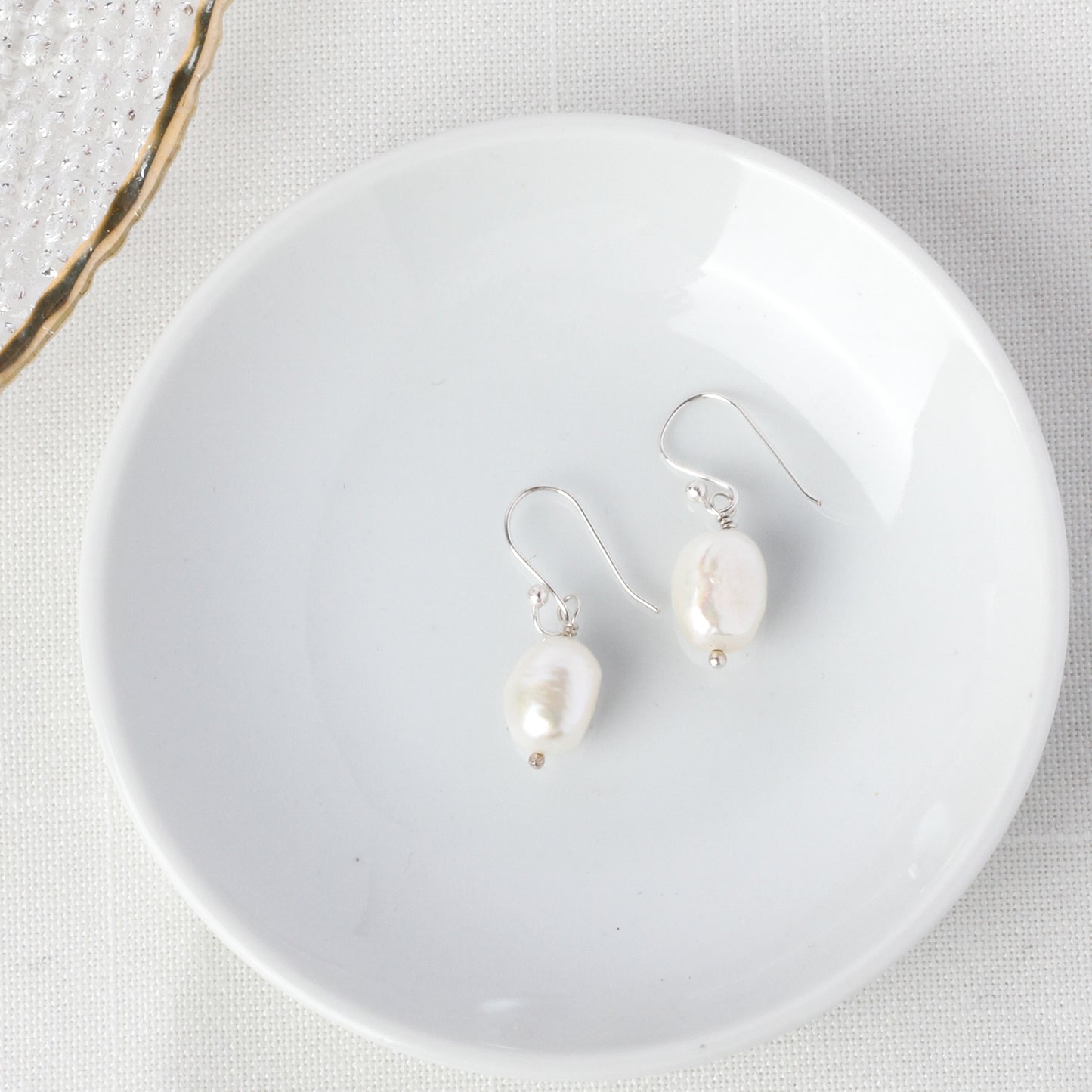 Arete gancho de plata con perla blanca