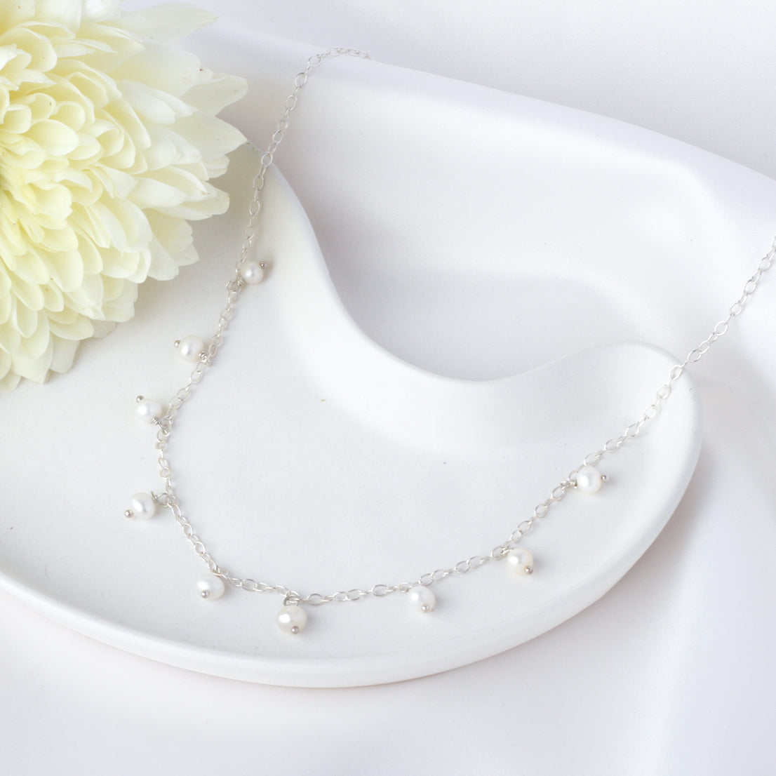 Collar de cadena con perlas blancas