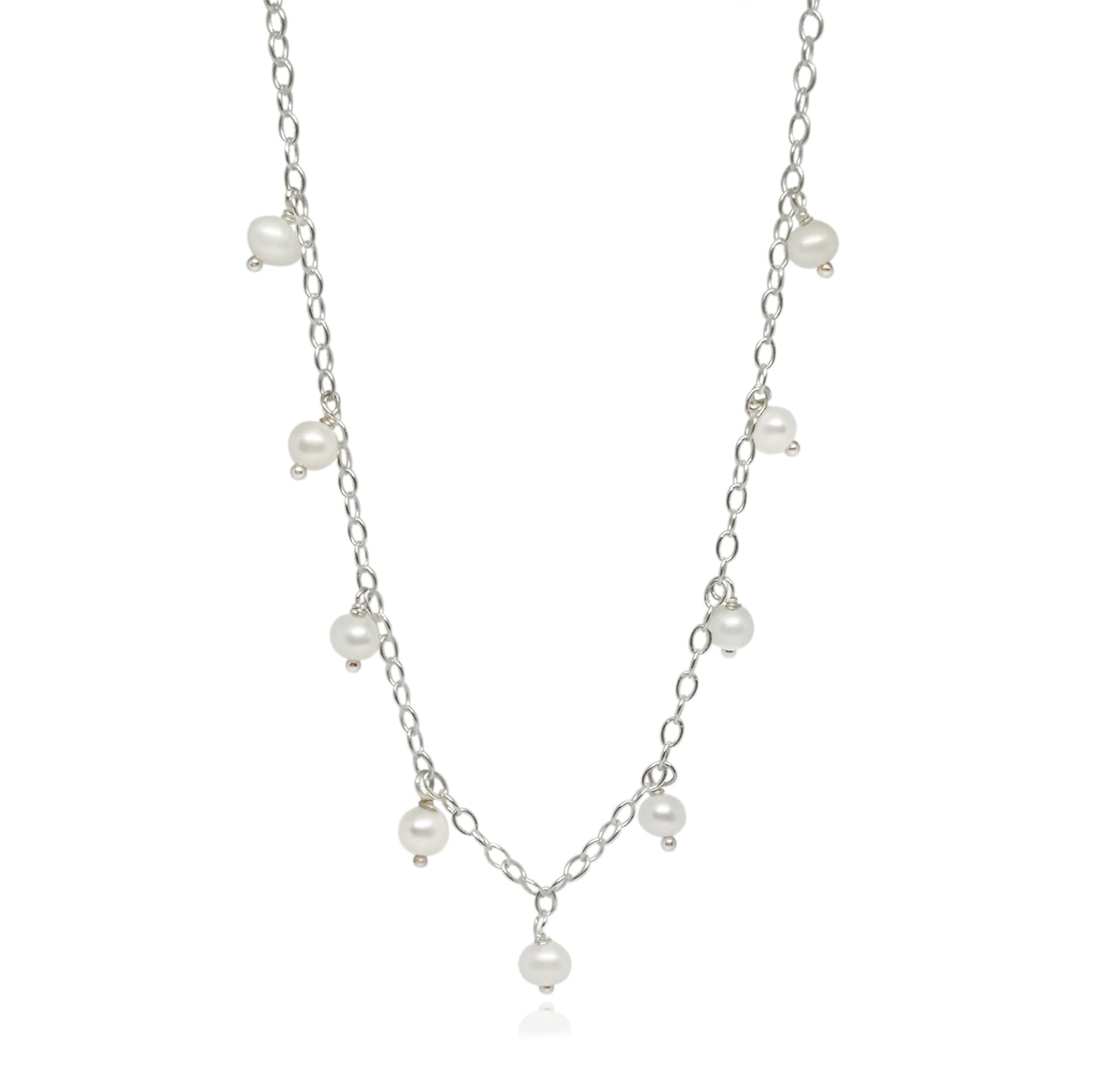 Collar de cadena con perlas blancas