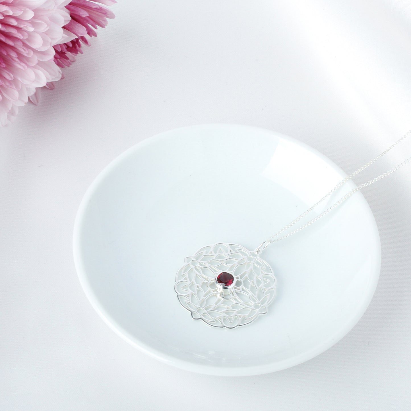 Dije circular Flor de Loto de plata con piedra