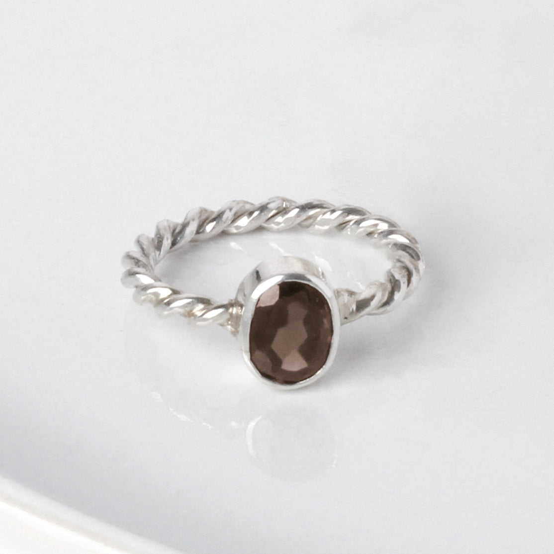 Anillo Bejuco de plata con cuarzo ahumado