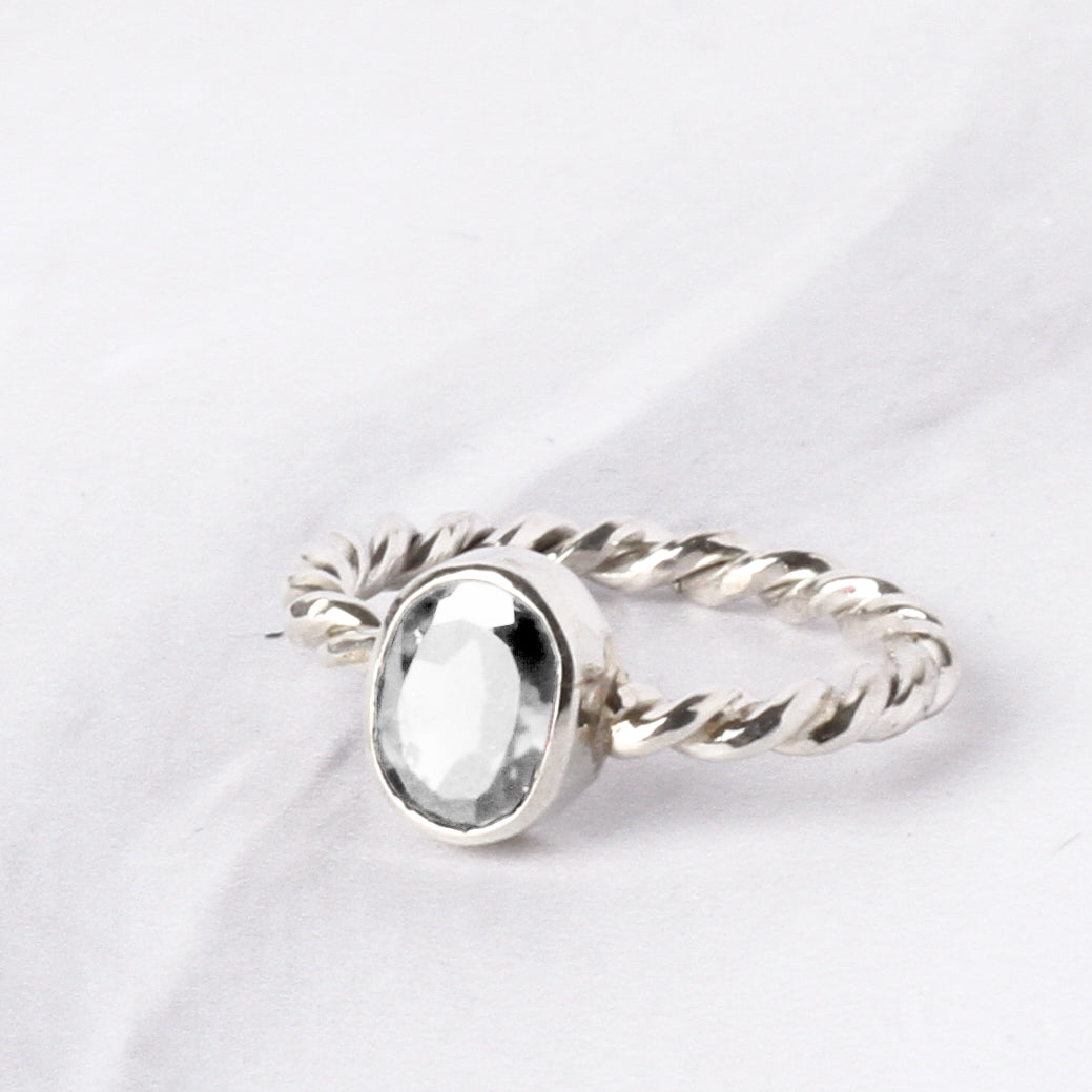 Anillo Bejuco con topacio blanco