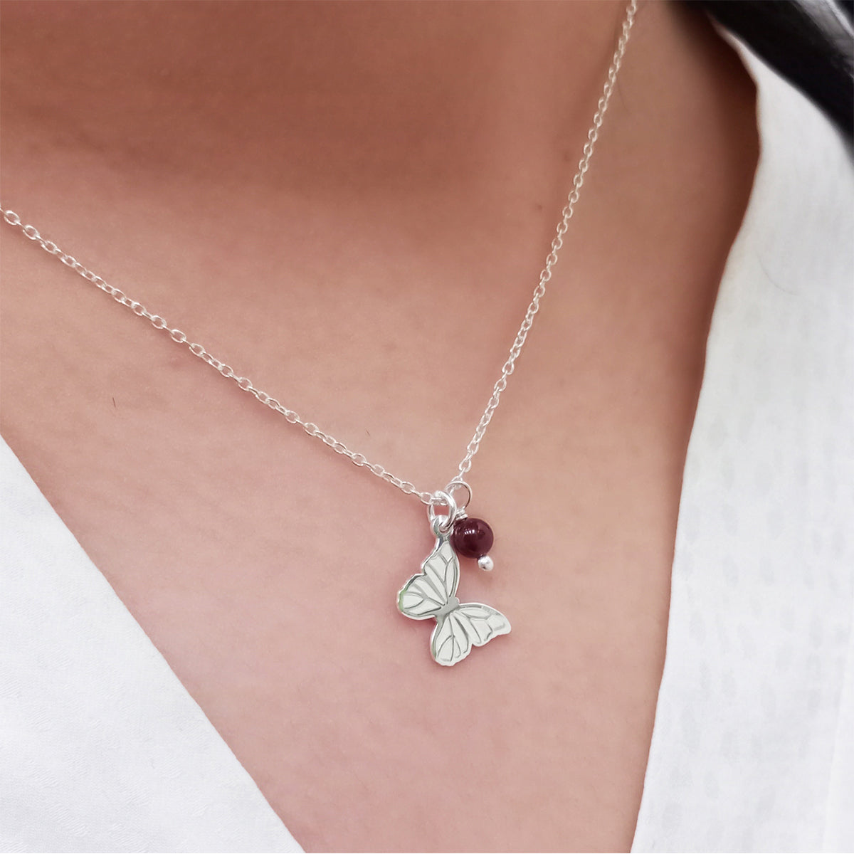 Dije Suerte Mariposa de plata con granate
