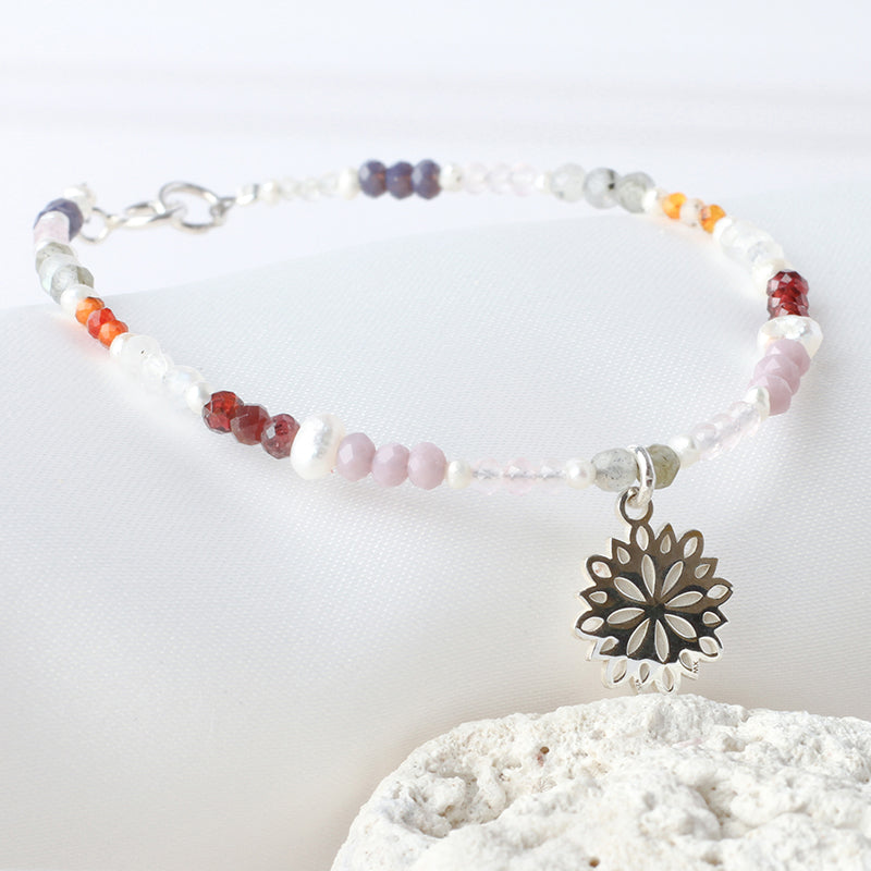 Pulsera Gerbera de plata con piedras naturales