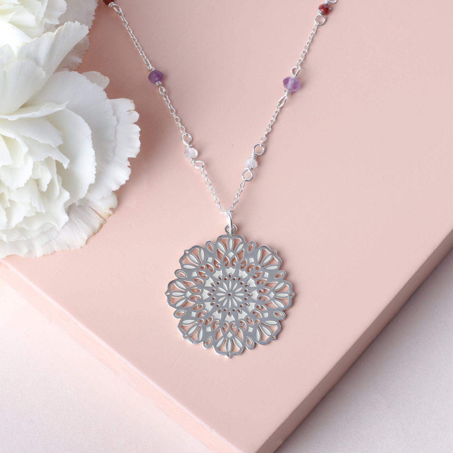 Collar Gerbera de plata con piedras