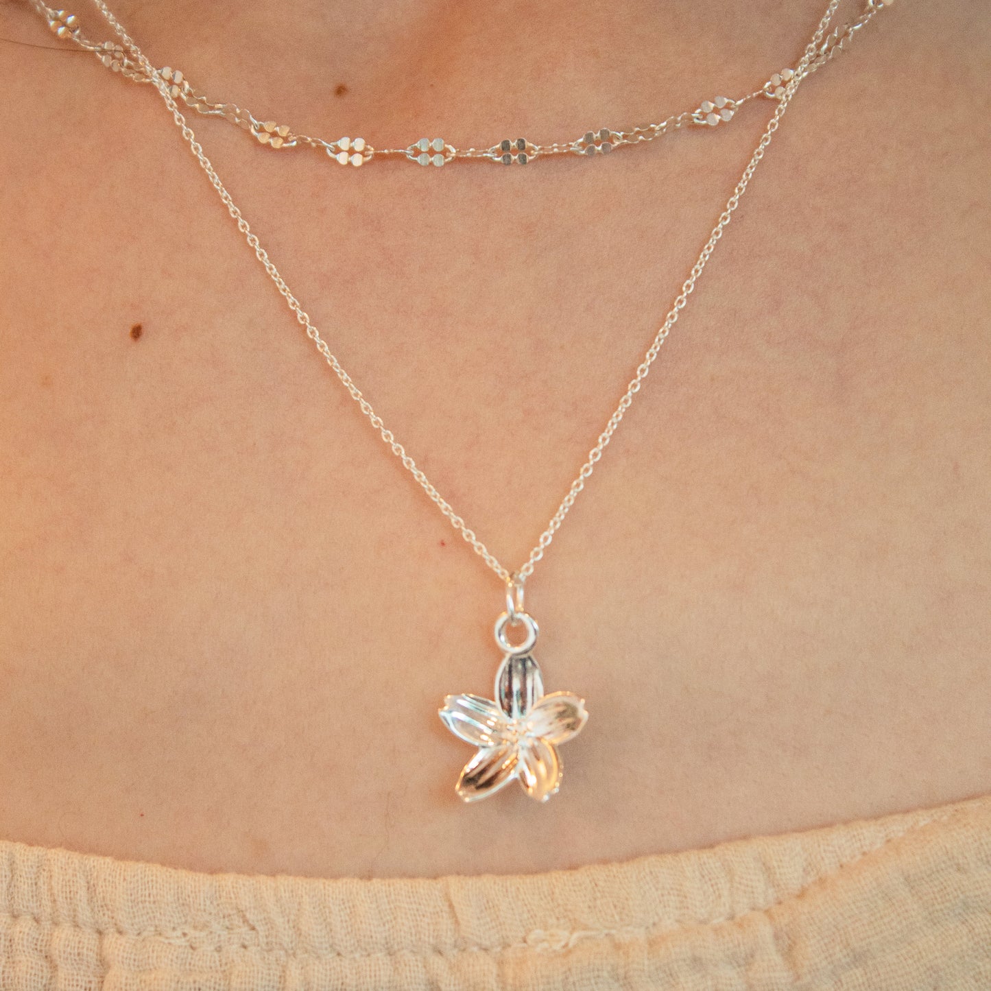 Dije Flor de Cerezo con cadena de plata