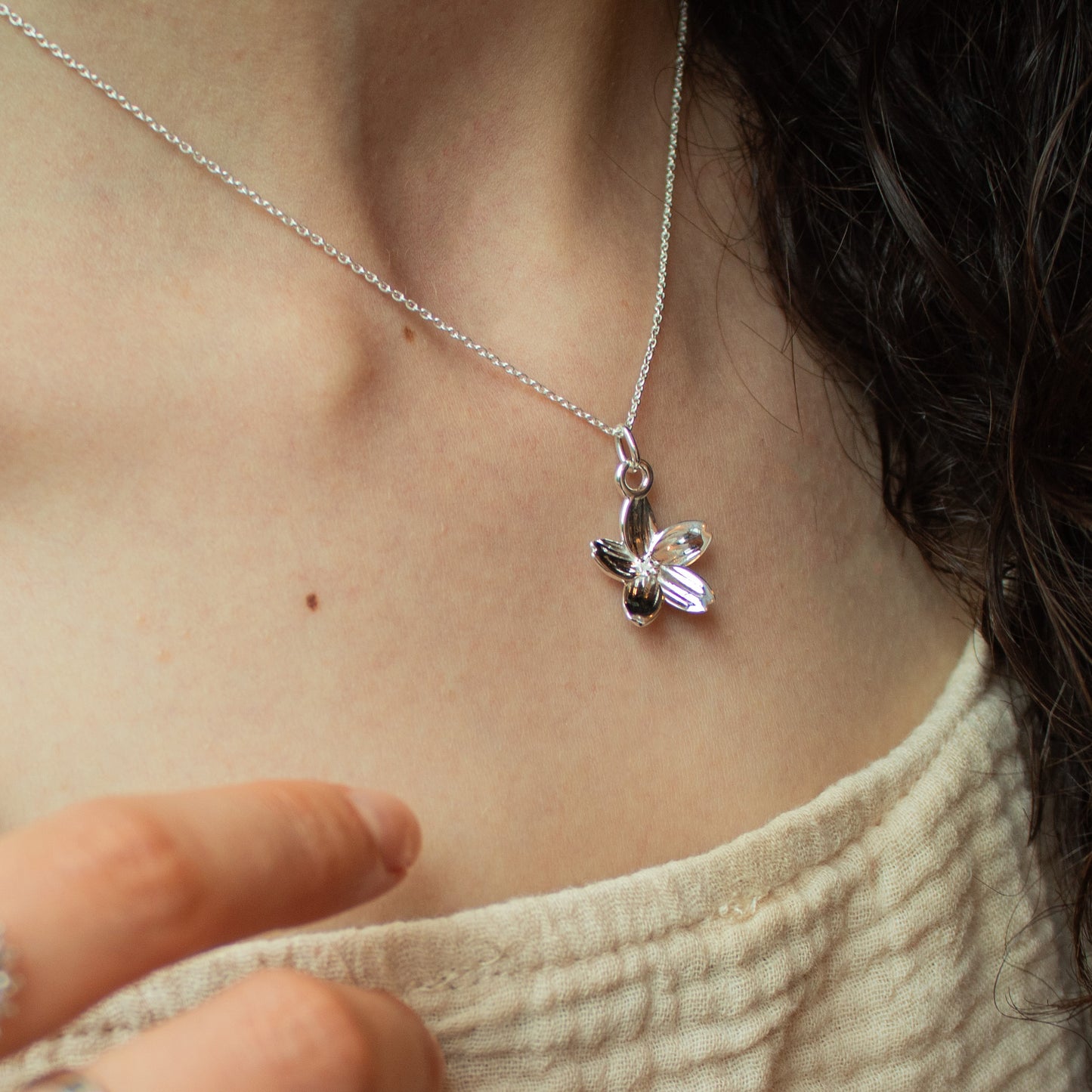 Dije Flor de Cerezo con cadena de plata