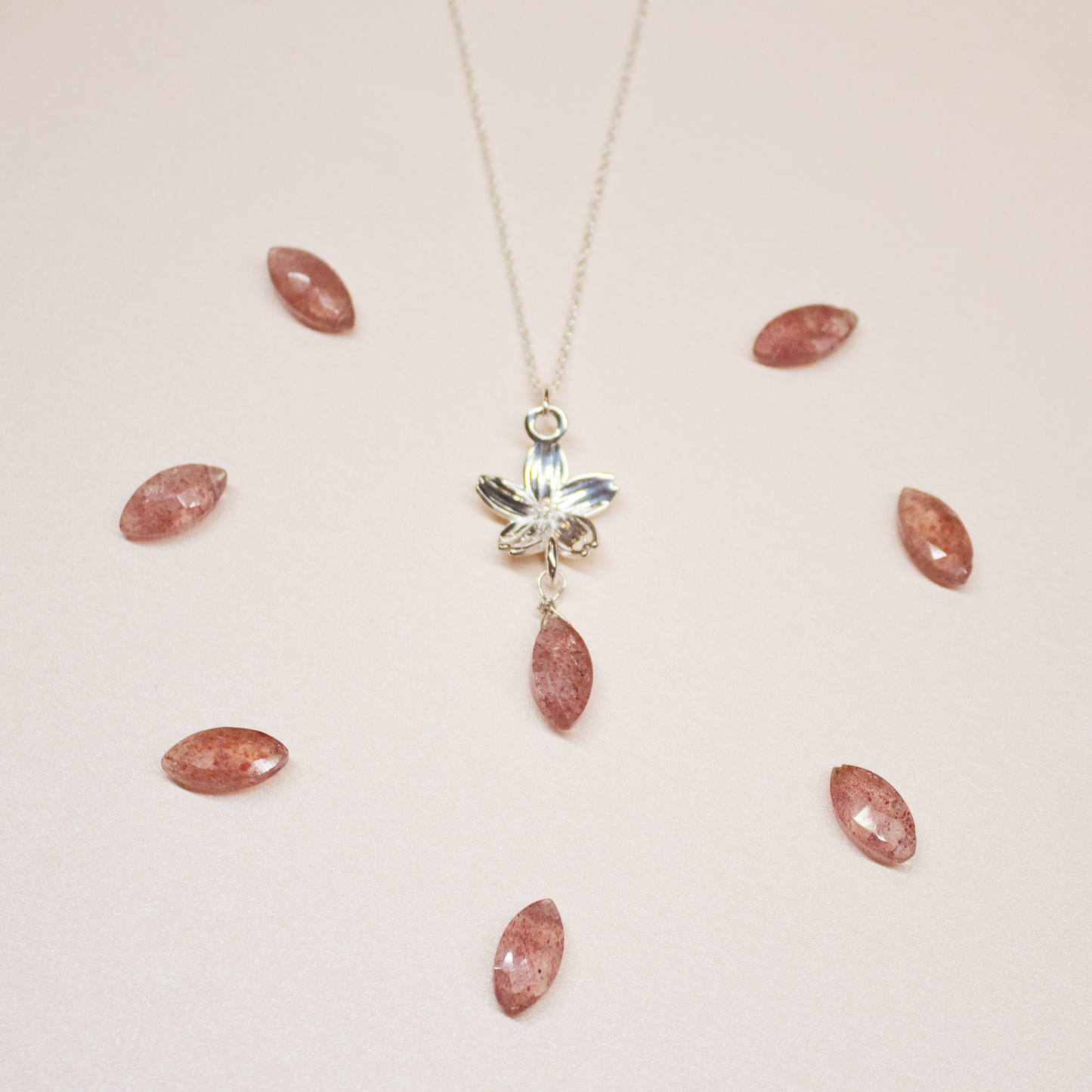 Dije Flor de Cerezo y cuarzo con cadena de plata