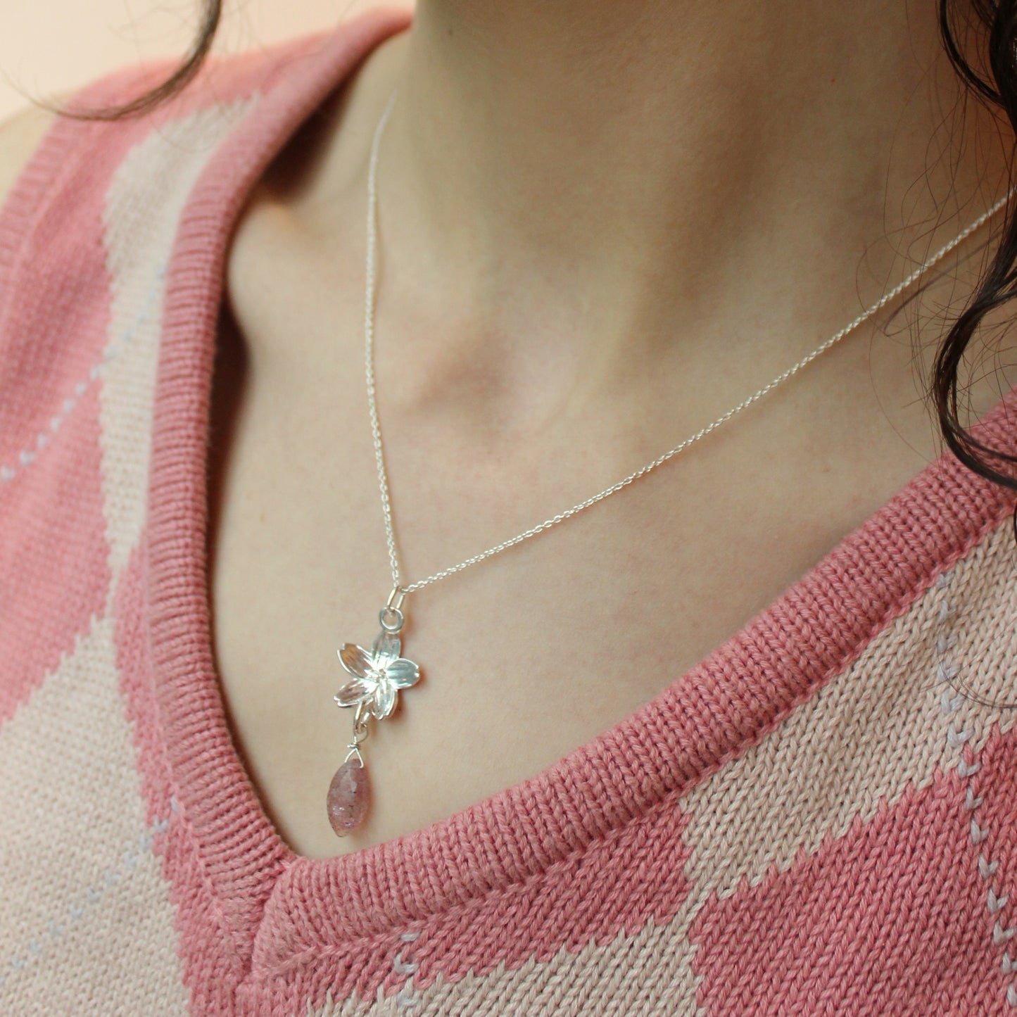 Dije Flor de Cerezo y cuarzo con cadena de plata