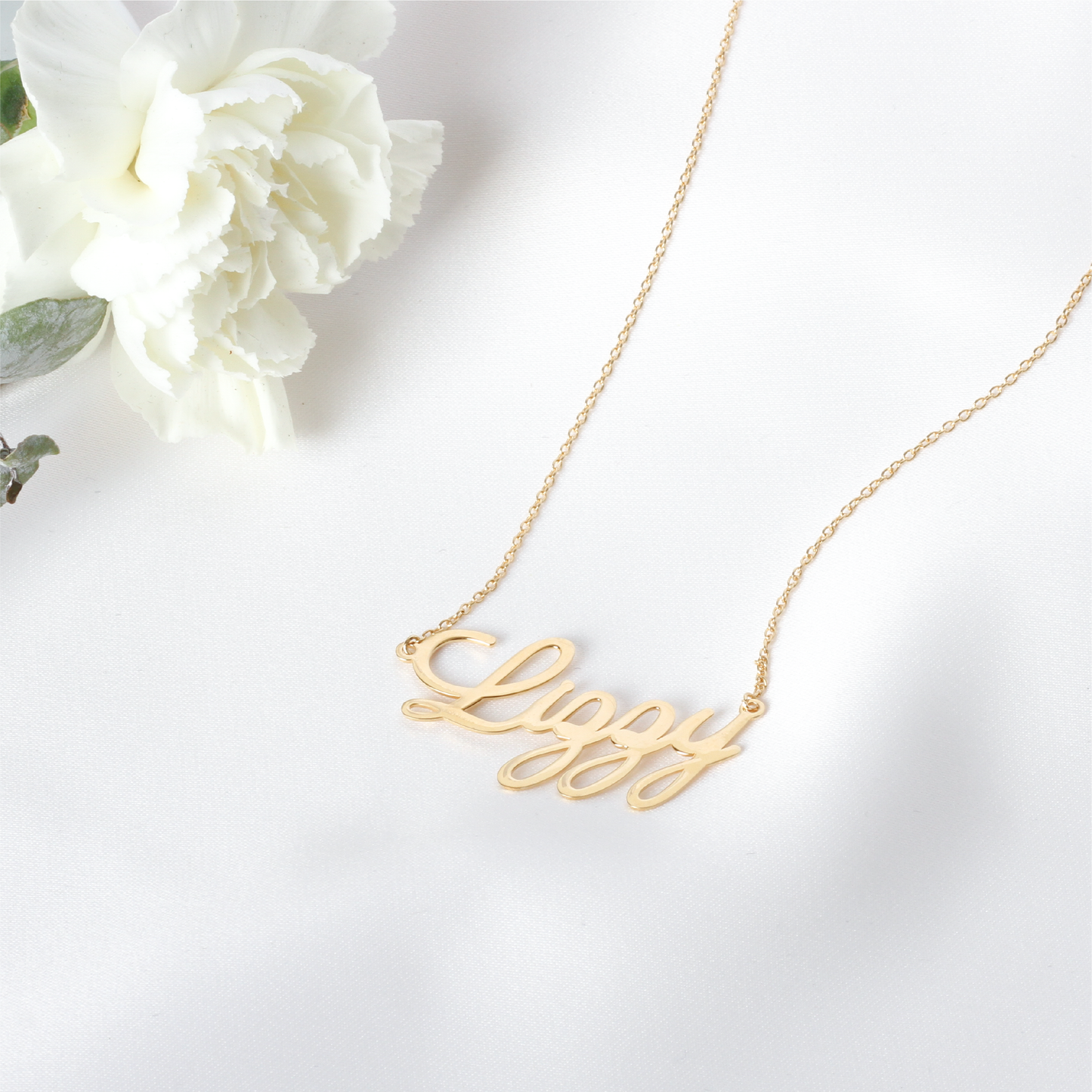 Collar nombre de plata en tipografía romántica