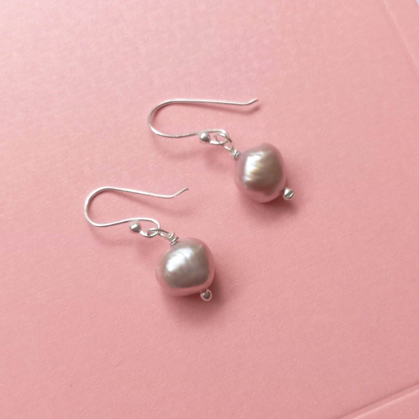Arete gancho de plata con perla irregular blanca