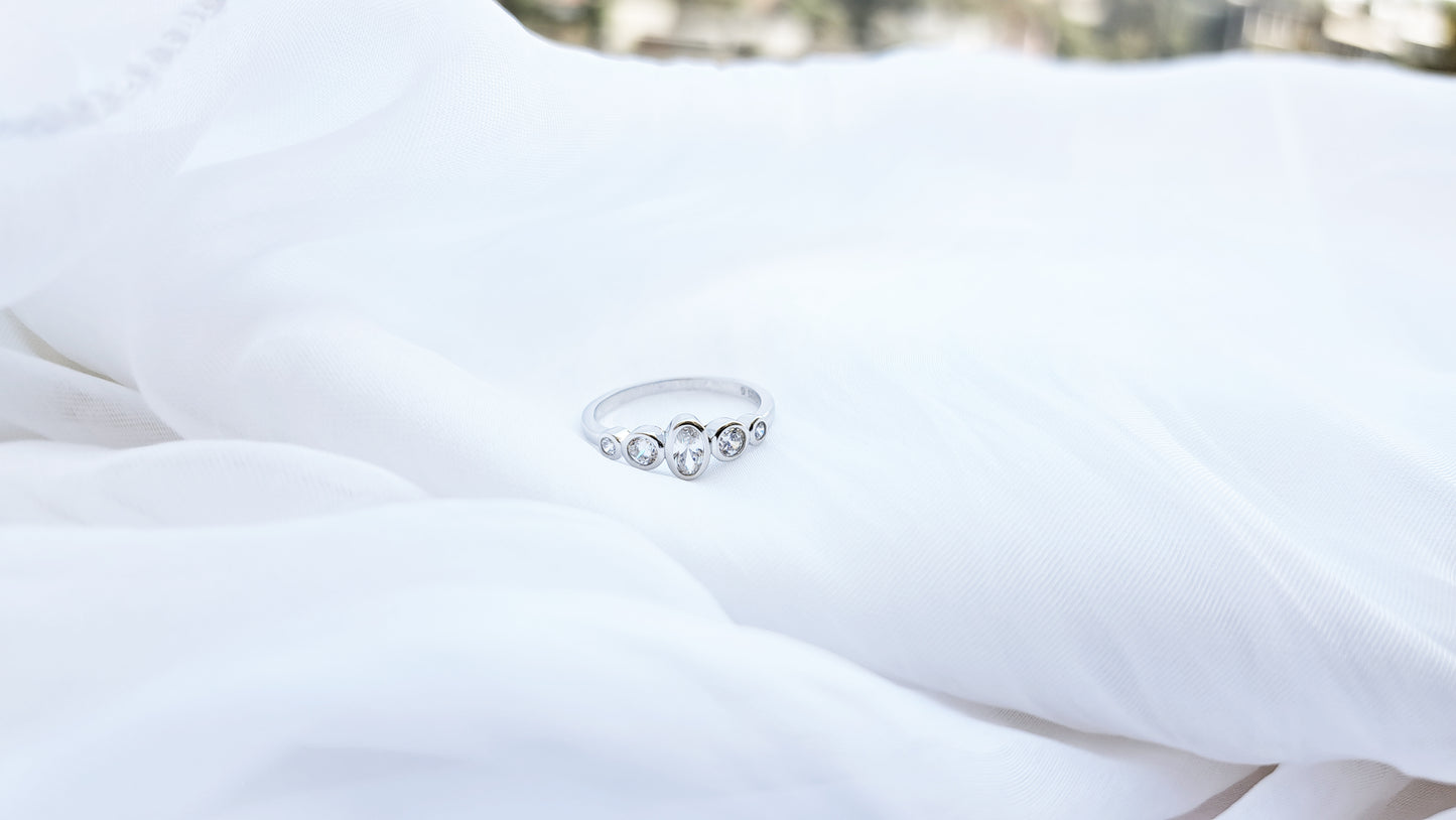 Anillo Destellos de plata y zirconias