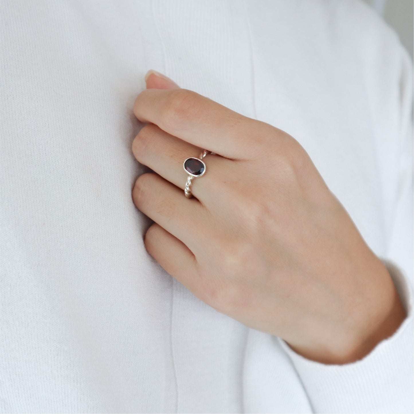 Anillo Bejuco de plata con granate