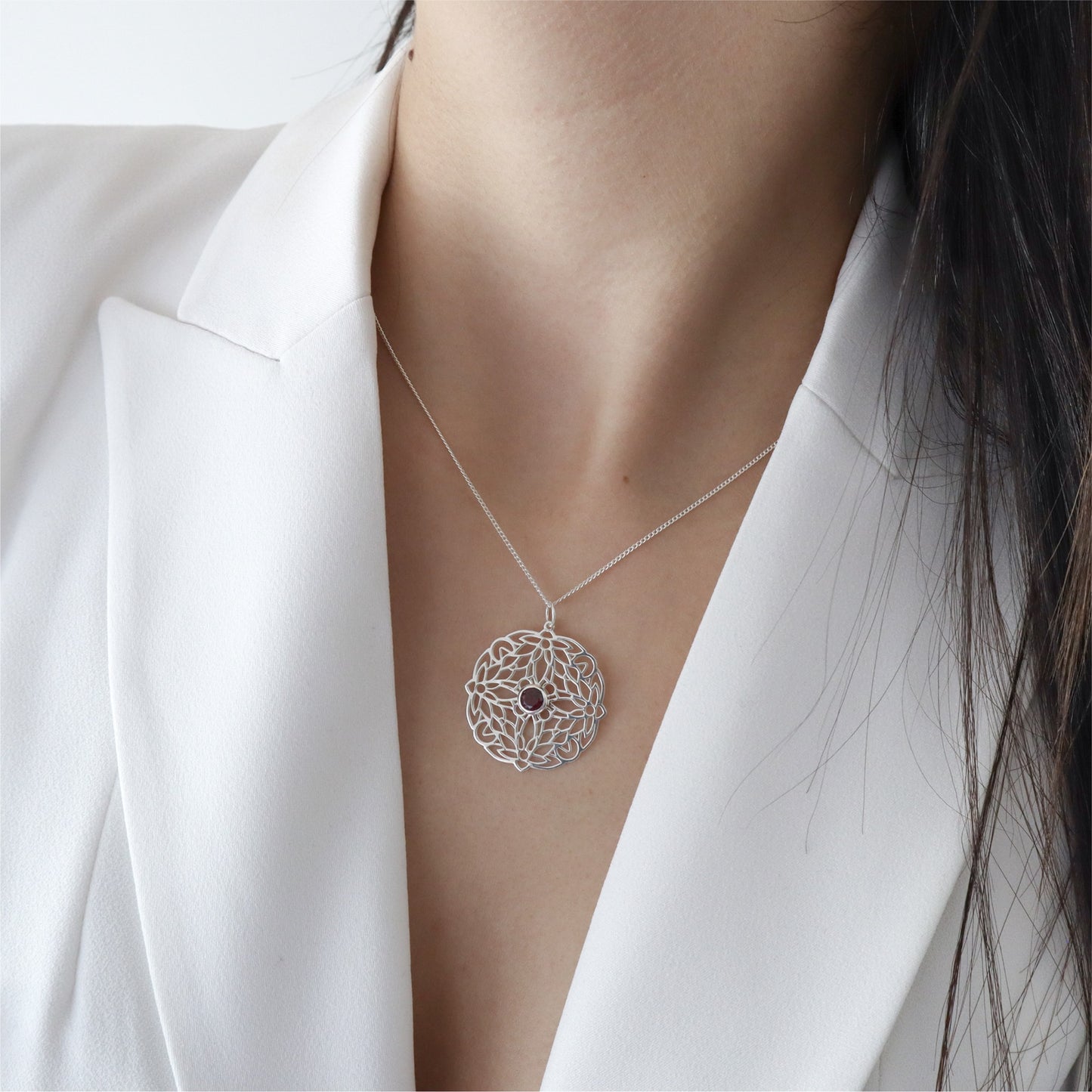 Dije circular Flor de Loto de plata con piedra
