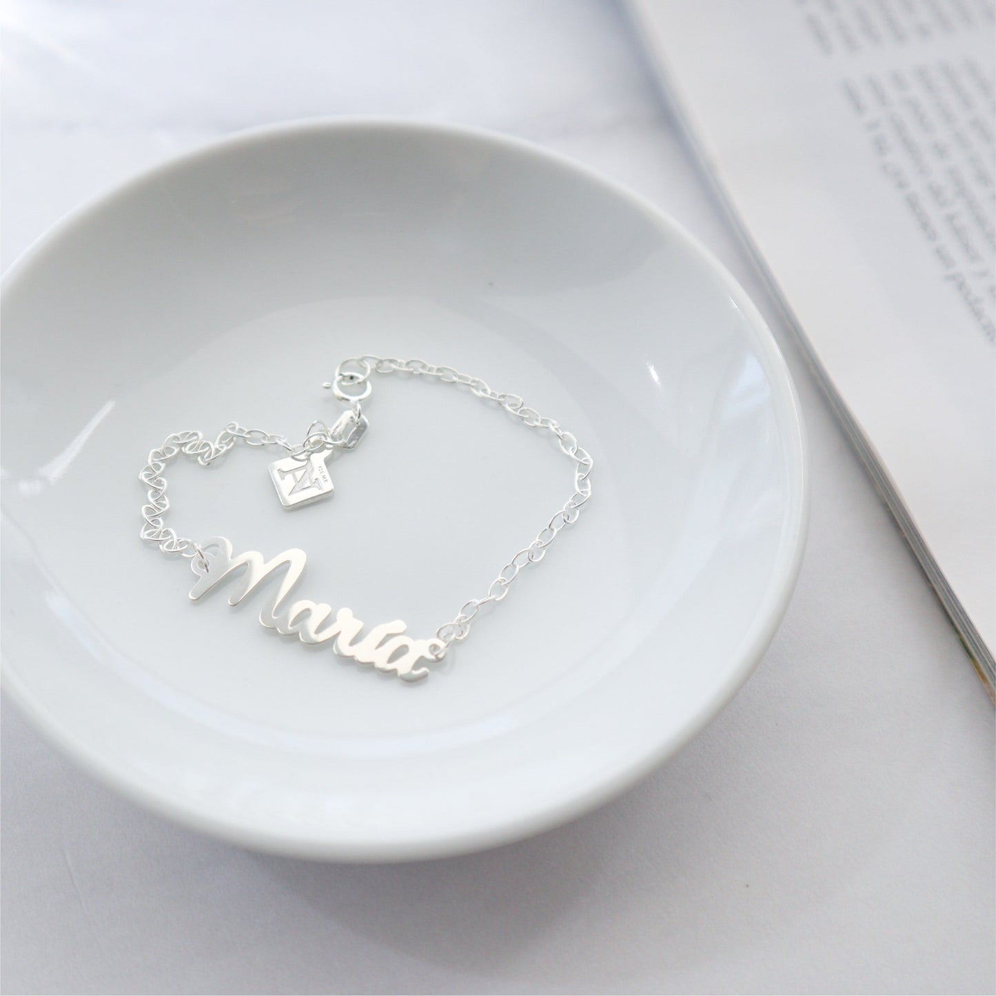 Pulsera María en tipografía manuscrita plata