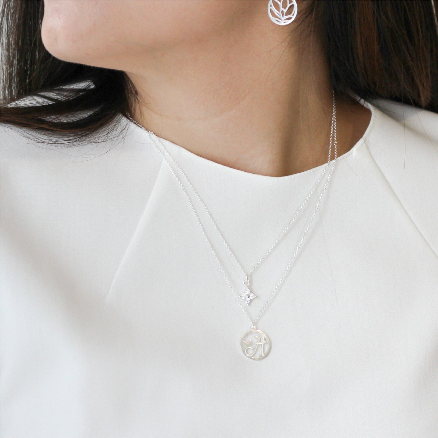 Dije Florecer de plata con inicial G y perla