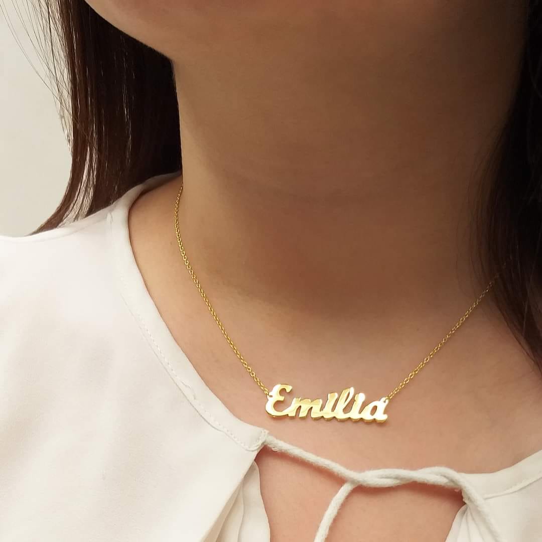 Collar nombre de plata en tipografía clásica