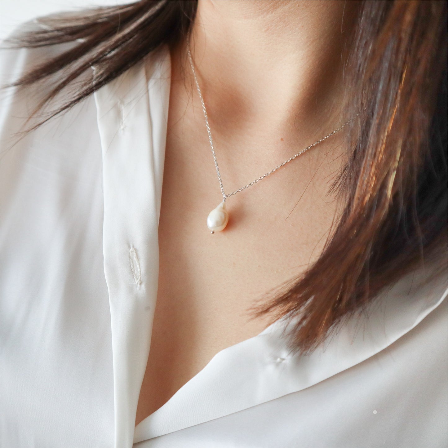 Dije cadena de plata con perla blanca