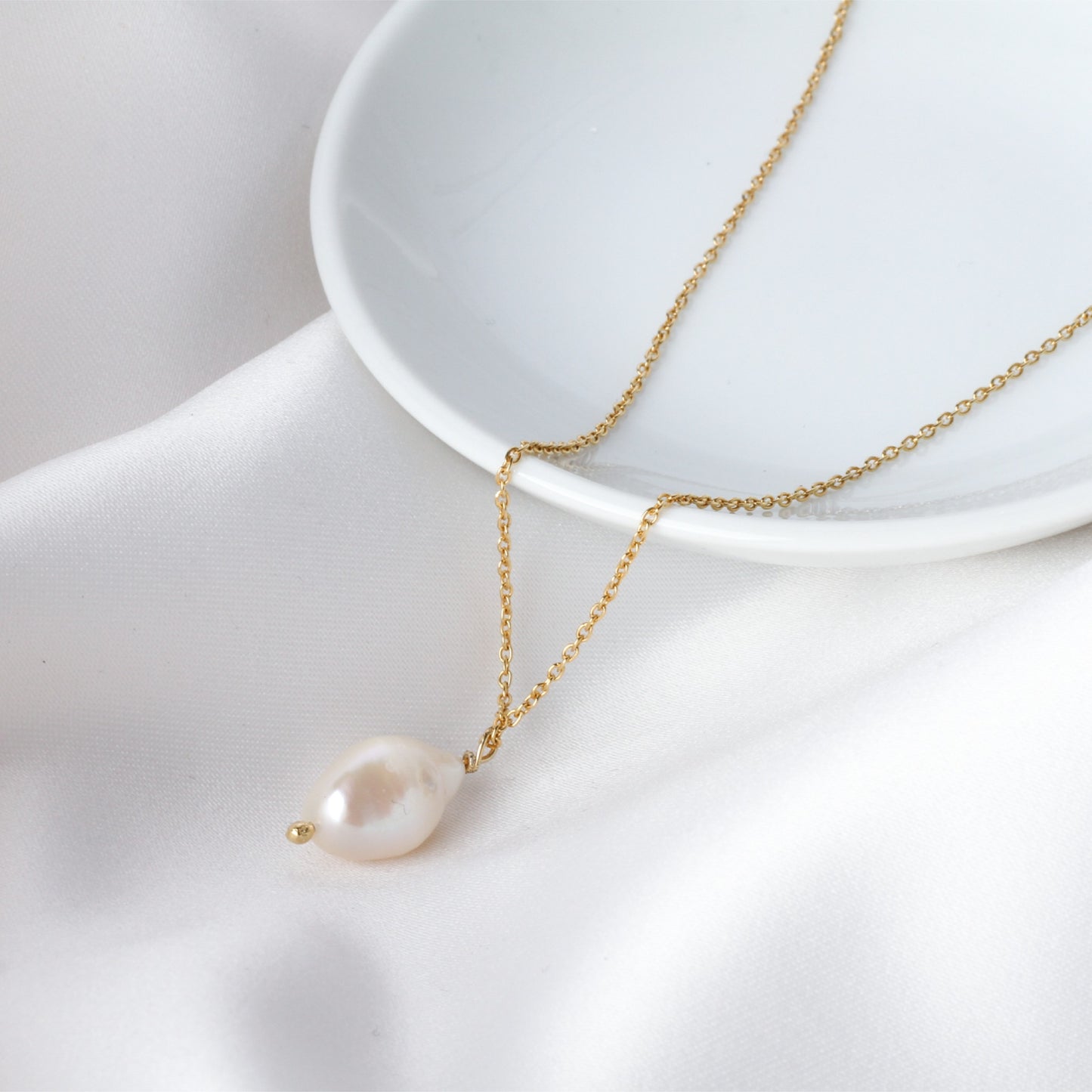 Dije cadena de plata con perla blanca